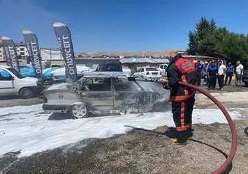 Park halindeki otomobil alev alev yandı