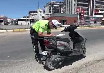 Kilis'te otomobil motosiklete çarptı: 2 yaralı