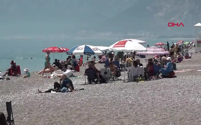 Antalya’da sıcaklık arttı, sahil doldu