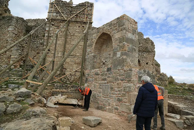 becin-antik-kentindeki-kale-cesmesinden-yaklasik-700-yil-sonra-yeniden-su-akmaya-basladi-1616762034889.jpg Beçin Antik Kenti'ndeki Kale Çeşmesi'nden yaklaşık 700 yıl sonra yeniden su akmaya başladı - 1