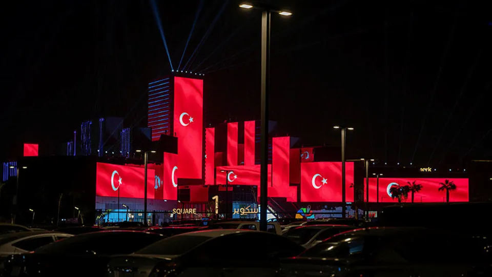Dünyadaki simge mekanlar Türk bayrağıyla aydınlatıldı