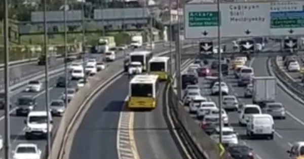 İstanbul’un bitmek bilmeyen çilesi! Metrobüs yarı yolda arıza yaptı