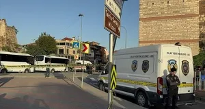 İkbal Uzuner’in mezar başında alçak fotoğraf!