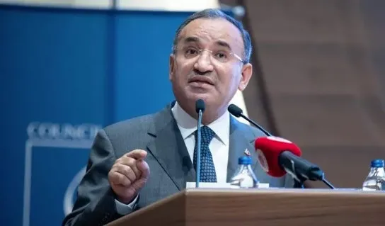 son-dakika-adalet-bakani-recep-tayyip-erdoganin-adayligi-yasaldir-1656006950660.jpg Son dakika: Adalet Bakanı: Recep Tayyip Erdoğan'ın adaylığı yasaldır - 6