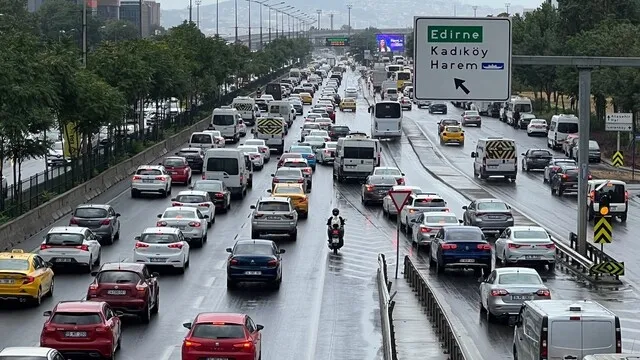İstanbul'da sabah çilesi trafik! Vatandaşlar uzun süre beklemek zorunda kaldı - 1