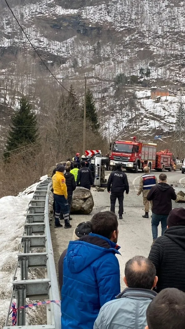 trabzonda-akilalmaz-felaket-kayaparcasi-yoldan-gecen-arabanin-uzerine-dustu-4-kisi-hayatini-kaybetti-1648311384201.jpg Trabzon’da akılalmaz felaket! Kaya parçası yoldan geçen arabanın üzerine düştü: 4 kişi hayatını kaybetti - 8