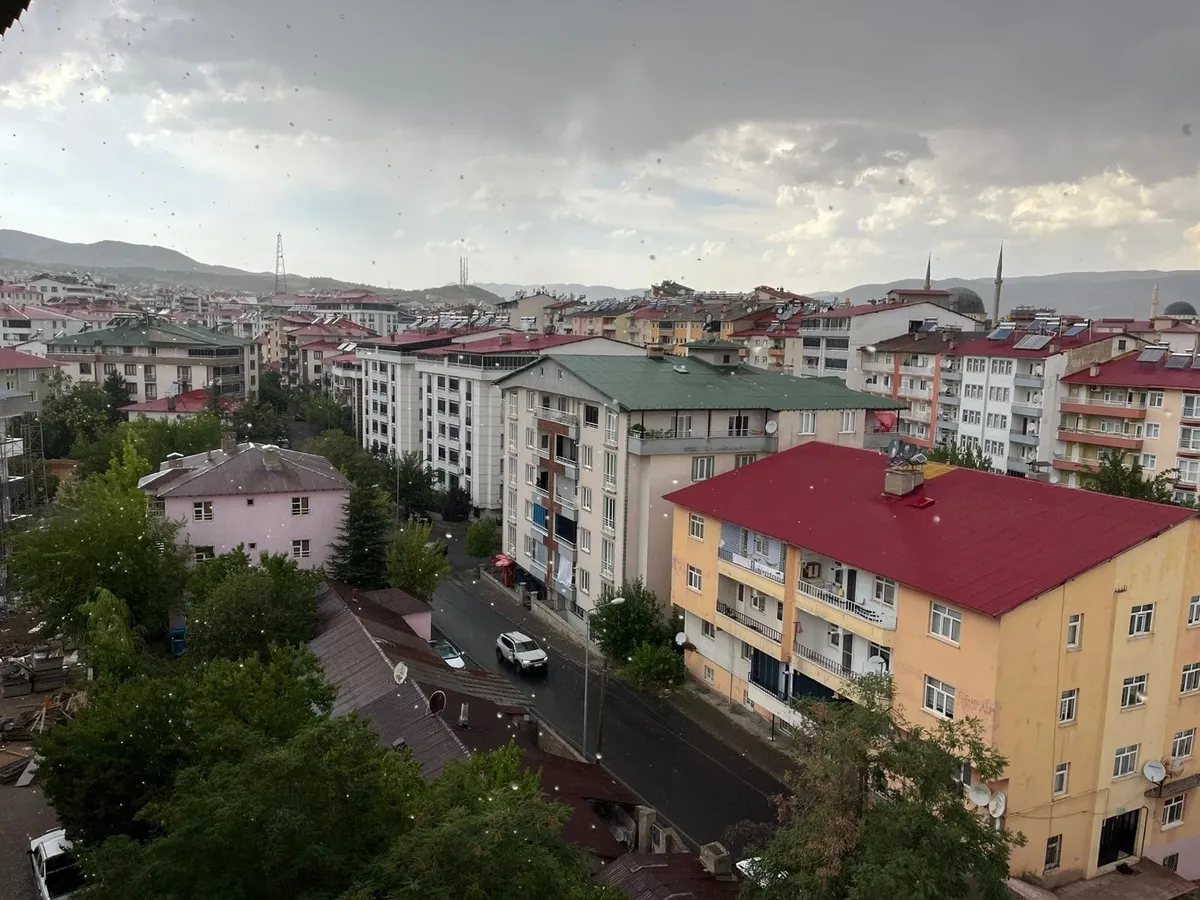 1788502474522.jpg Kuzeyli hava akımları ve denizden gelen nemli havayla süren yağışlar Trabzon ile Doğu Karadeniz’de öğleden sonraki saatlerde etkisini artırıyor.