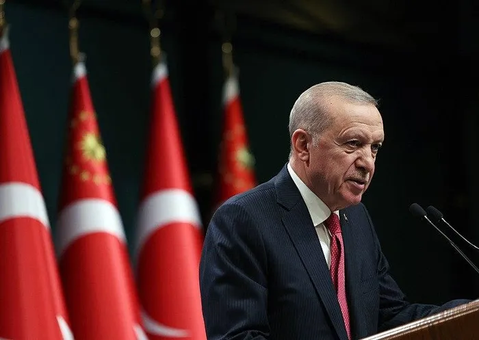 baskan-erdogandan-kayseri-ve-suriyedeki-provokasyona-tepki-bayragimiza-uzanan-elleri-kirariz-1719942140775.jpeg Başkan Erdoğan'dan Kayseri ve Suriye'deki provokasyona tepki: Bayrağımıza uzanan elleri kırarız - 5