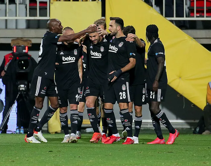 Beşiktaş’ın Ajax maçı kamp kadrosu belli oldu! Sergen Yalçın seçimini yaptı