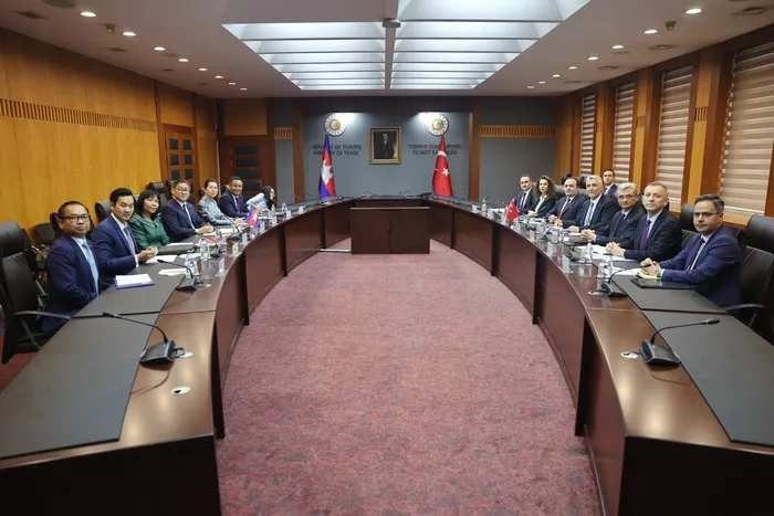 ticaret-bakani-bolat-kambocya-disisleri-bakani-sok-ile-gorustu-1716908290341.jpg Ticaret Bakanı Bolat Kamboçya Dışişleri Bakanı Sok ile görüştü - 3