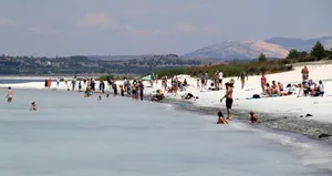 Salda Gölü’ne ziyaretçi akını!