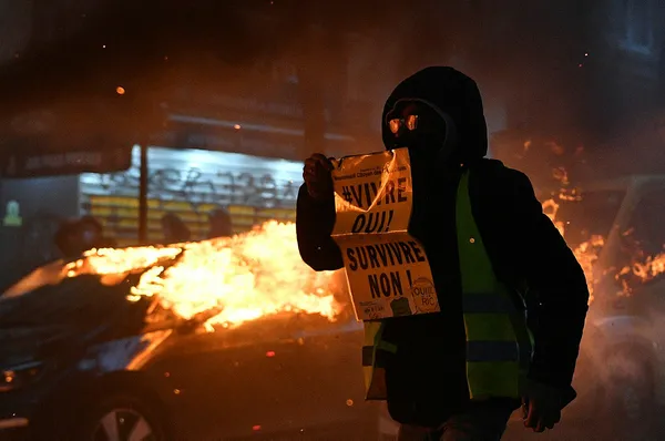 Fransa’nın başkenti Paris alev alev! Her şeyi yakıp yıkıyorlar... - 10