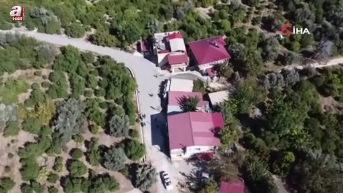 Kamyonet 2 evin arasındaki depoya girdi