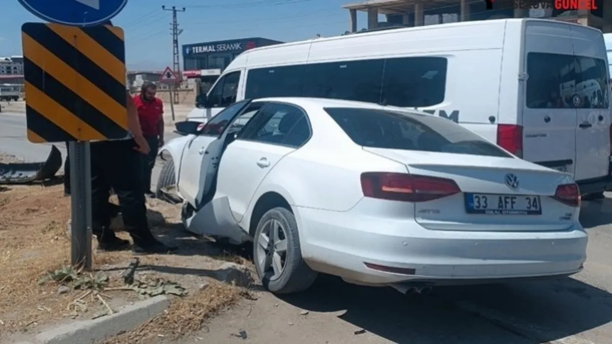 Yüksekova'da iki araç kafa kafa çarpıştı: 2 yaralı