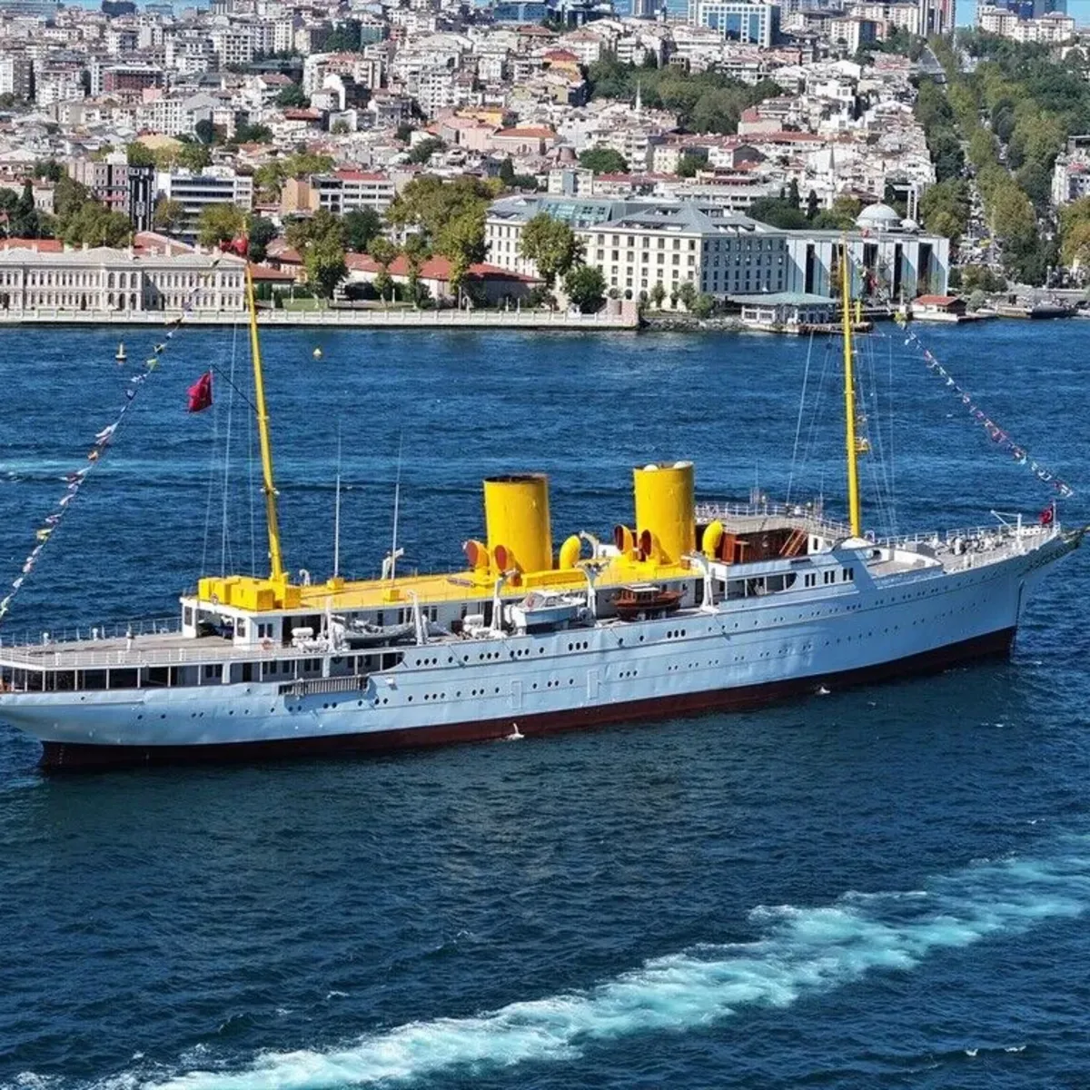 Dolmabahçe açıklarında TCG Savarona! Eğitim gemisi İstanbul liman ziyaretine başladı