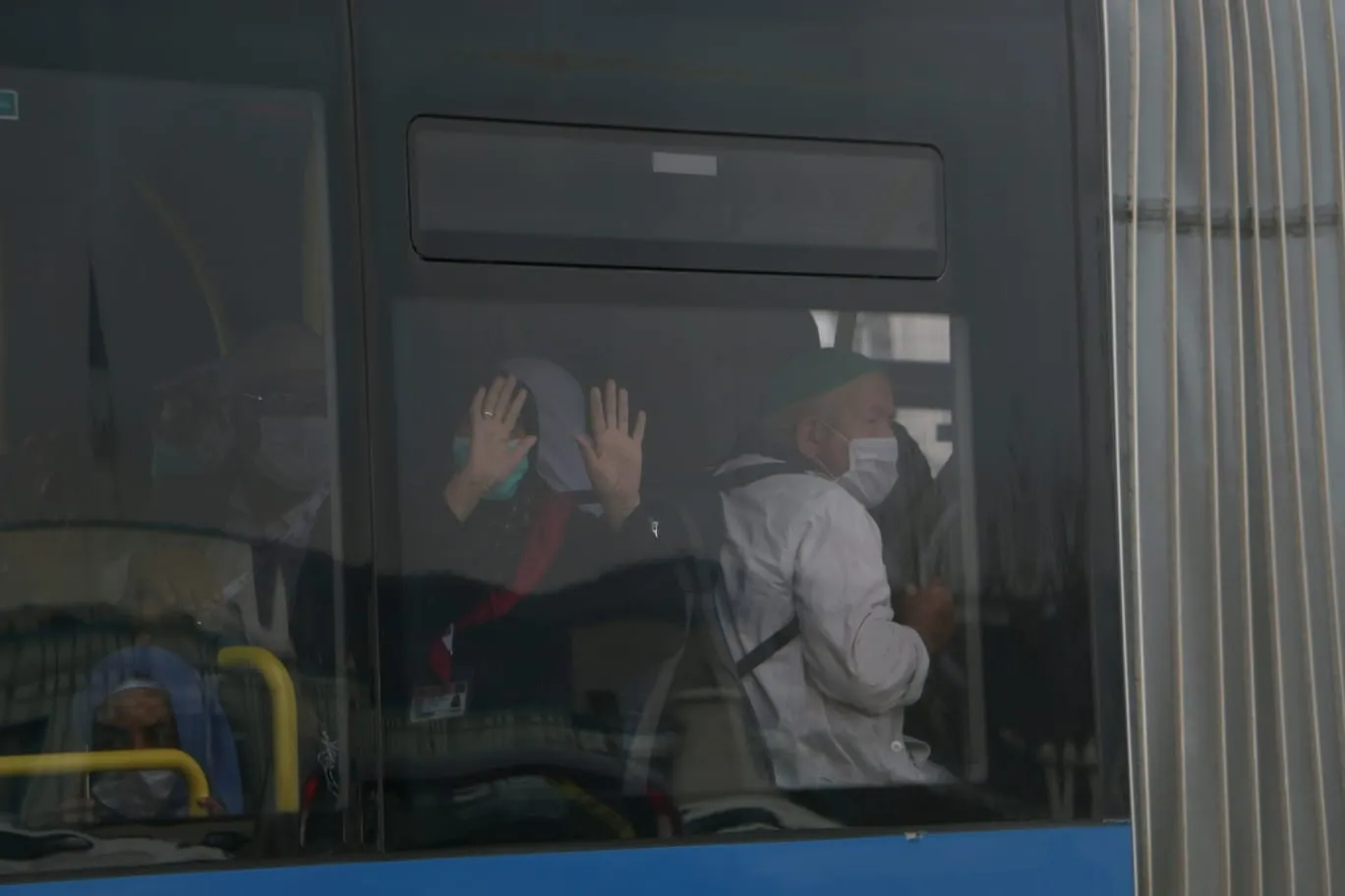 Son dakika: Umre yolcuları karantina yurtlarına götürülüyor