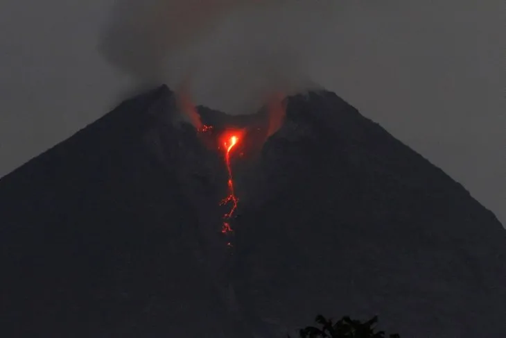 Merapi Yanardağı yeniden fokurdamaya başladı! Bölgede kırmızı alarm