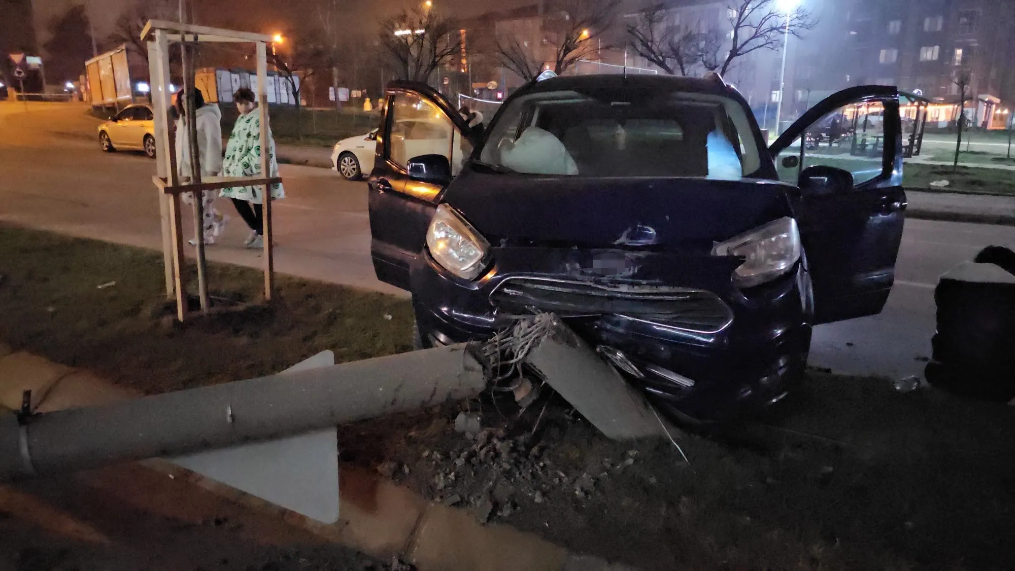 Otomobil refüje çıktı: Kaza anı kamerada