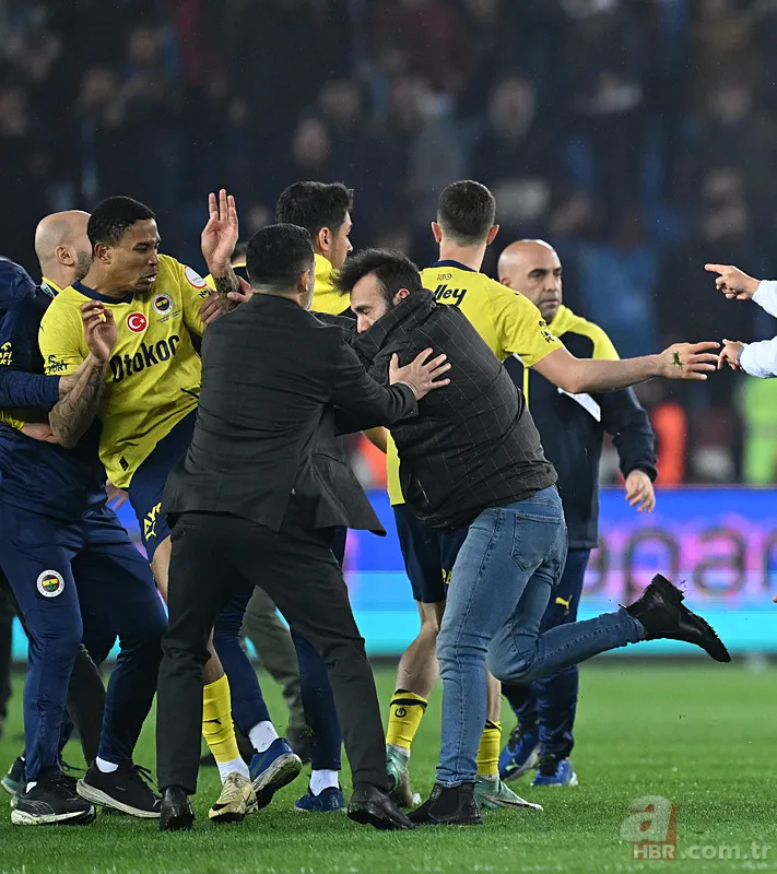 Akyazı'da olay var! Maç sonu sahaya giren taraftarlar Fenerbahçeli futbolcular ile kavga etti | Soruşturma başlatıldı 14
