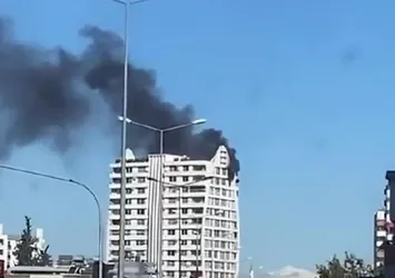 Adana'da 14 katlı apartmanda yangın: Ev küle döndü
