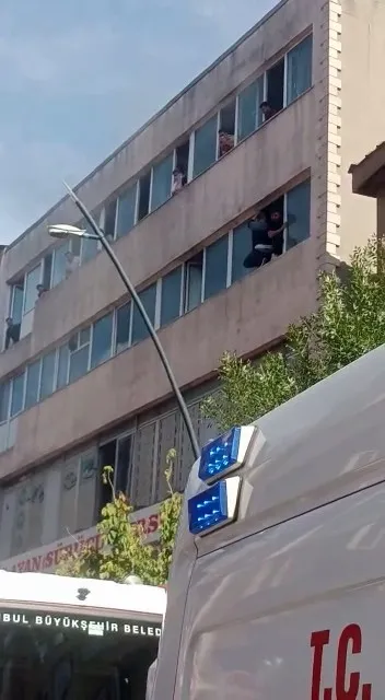 son-dakika-kagithanedeki-is-haninda-korkutan-yangin-20-kisi-mahsur-kaldi-1664199598391.jpg Son dakika: Kağıthane'deki iş hanında korkutan yangın! 20 kişi mahsur kaldı - 2