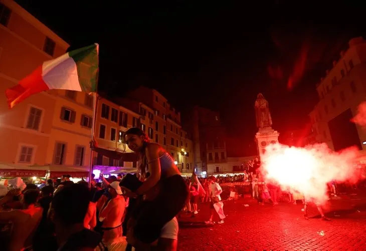 Roma’da 53 yıl sonra gelen zafer coşkusu! İşte renkli görüntüler
