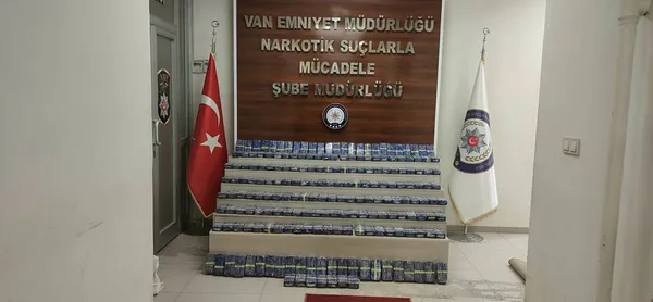 Van'da operasyon: Minibüsün yakıt deposunda 104 kilo eroin ele geçirildi - 1