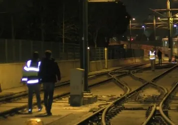 Topkapı'da tramvay raydan çıktı!