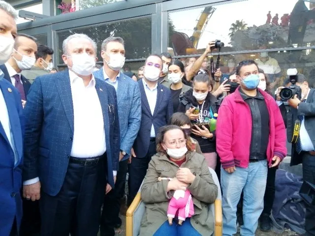 İzmir’de anne Nilay Yücel enkaz altındaki 4 kızını oyuncaklarına sarılarak bekliyor - 1