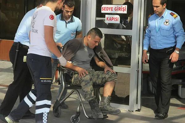 Sınırda zırhlı araç devrildi: 8 asker yaralı - 1