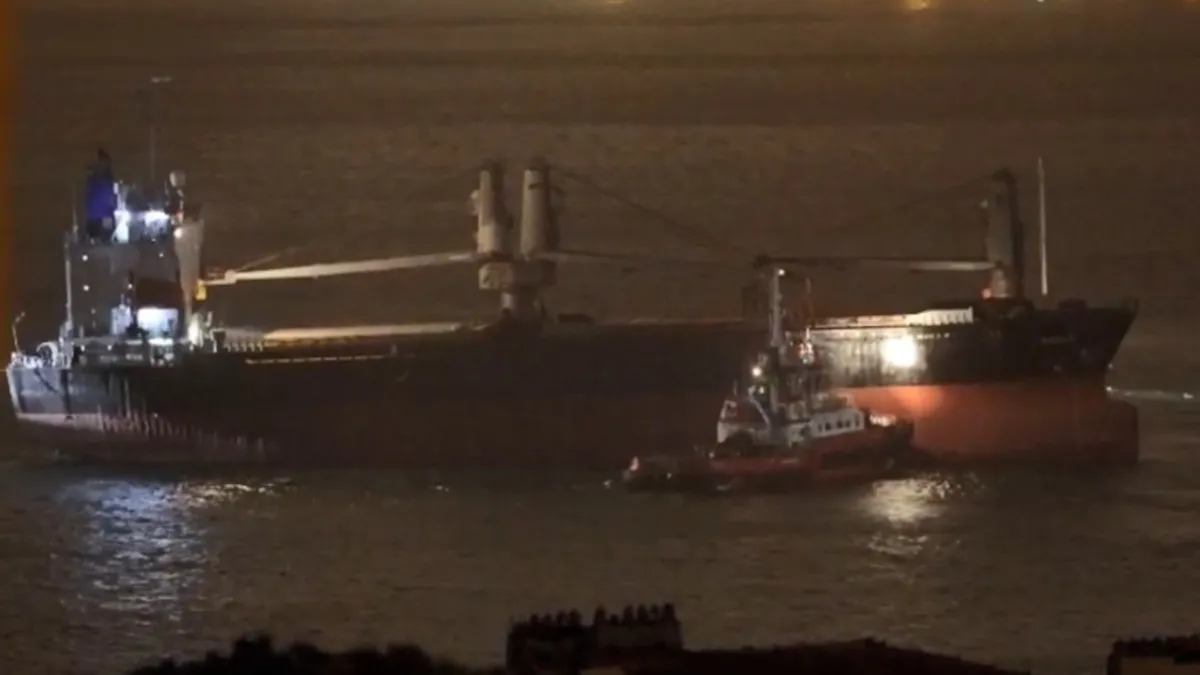 Sarıyer'de korku dolu anlar! Karaya oturan kargo gemisi fırtınada sürüklendi