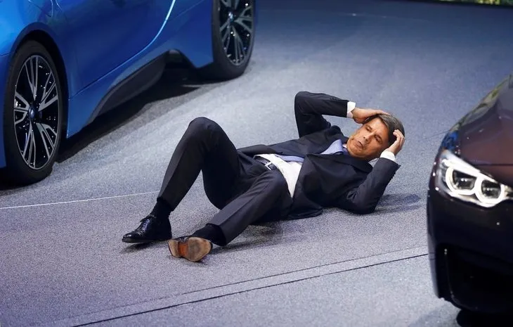 BMW’nin CEO’su sahnede bayıldı
