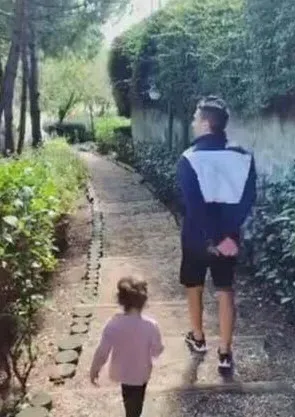 Kıvanç Tatlıtuğ ve Başak Dizer coronavirüsten korunmak için Kemerburgaz’daki evine kapandı 25