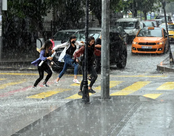 hava-durumu-bugun-hava-nasil-olacak-meteorolojiden-istanbul-ve-o-iller-icin-saganak-yagis-uyarisi-27-haziran-2021-hava-durumu-1624765038824.jpg HAVA DURUMU| Bugün hava nasıl olacak? Meteorolojiden İstanbul ve o iller için sağanak yağış uyarısı! 27 Haziran 2021 hava durumu - 7