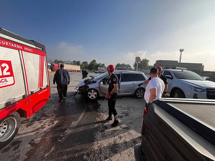 Kahramanmaraş'ta işçi servis minibüsü ile otomobil çarpıştı; 12 yaralı - 2