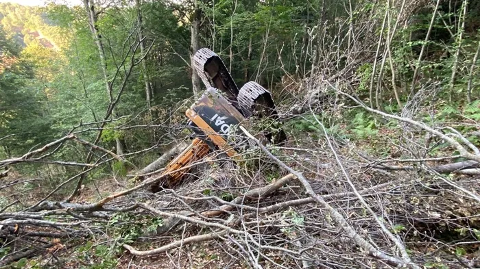is-makinesi-dik-yamactan-50-metre-uctu-operator-altinda-kaldi-1719257154197.jpg İş makinesi dik yamaçtan 50 metre uçtu: Operatör altında kaldı - 1