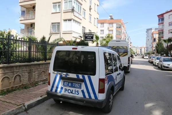 1679663997243.jpg Antalya’da evden gelen kötü koku ekipleri alarma geçirdi: Çift maske takarak girebildiler - 3