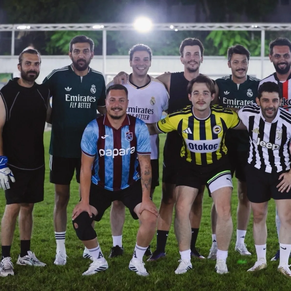 Mercan Köşk ekibinden nefes kesen halı saha molası! Sahada rekabet, tribünde coşku