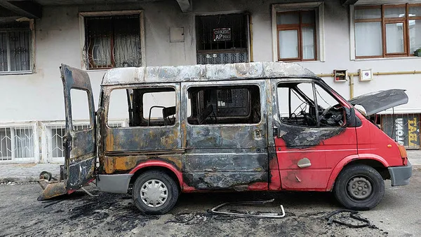 Son dakika: Samsun'da kundaklanan minibüs alev alev yandı - 4