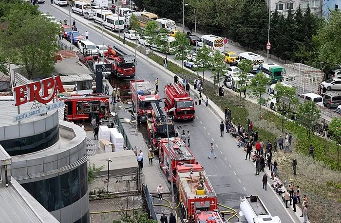 esenyurtta-kapi-uretimi-imalathanesinde-yangin-2-kisi-dumandan-etkilendi-1713369233102.jpeg Esenyurt'ta kapı üretimi imalathanesinde yangın! 2 kişi dumandan etkilendi - 3