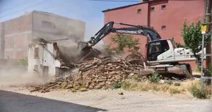 Bilecik’te metruk binalar yıkılıyor