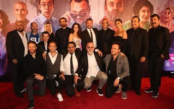 Ali Sunal yeni filminin galasında gözyaşlarını tutamadı