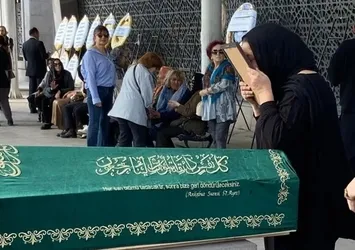 Şarkıcı İzel’in acı günü! Annesini gözyaşları içinde uğurladı