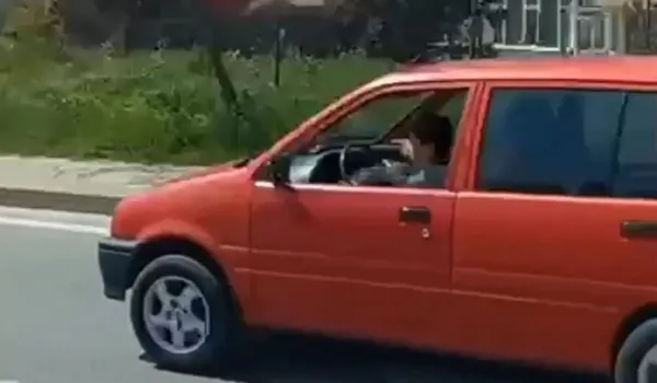 Maltepe çileden çıkaran görüntü! Çocuk sürücü araçla trafiğe çıktı - 1