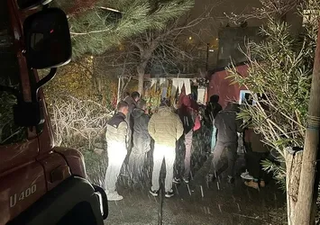 Sarıyer’de tek katlı gecekondu alev alev yandı