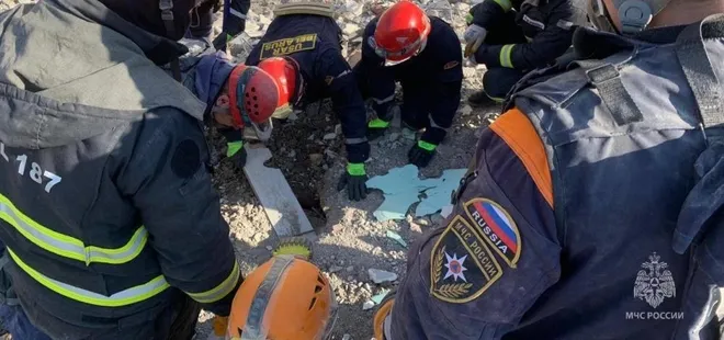 Rus ekip enkazda buldu! Polise teslim etti