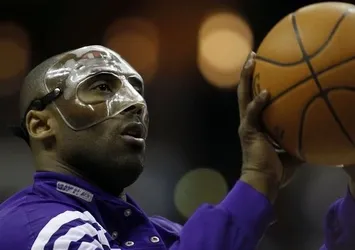 Kobe Bryant'ın maskesi satışa çıkıyor