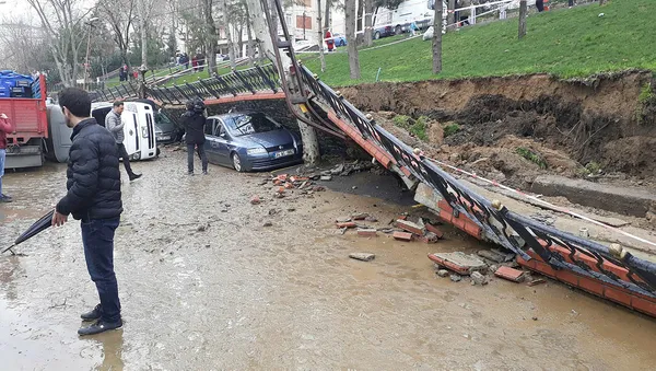 İstanbul'da istinat duvarı çöktü! 5 araç zarar gördü - 1