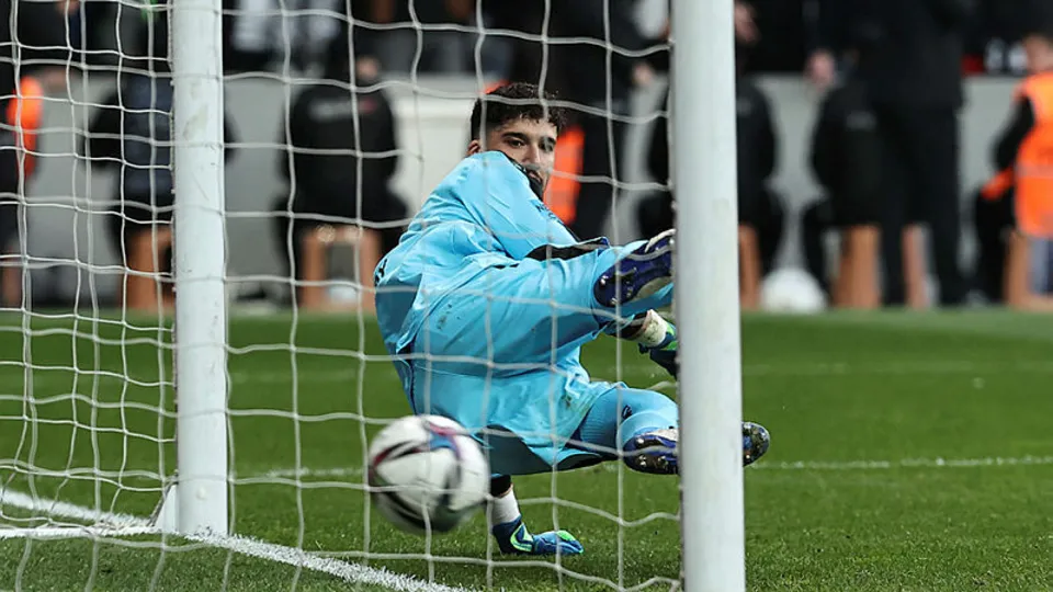 Altay Bayındır yuvadan uçmaya hazırlanıyor! Dünya devi kaleyi teslim edecek