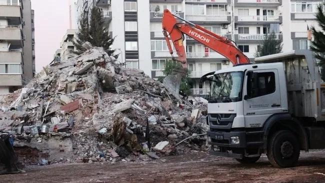 İzmir'de çöken Emrah Apartmanı'nda arama kurtarma çalışmalarında betonlar kürekle kırıldı - 3